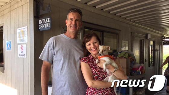 본문 이미지 - 부바를 입양한 부부가 부바를 안고 활짝 웃고 있다. ⓒ News1