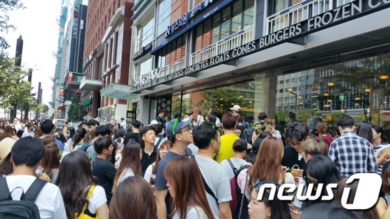 22일 SPC그룹의 쉐이크쉑 매장 오픈행사에 600여명의 고객이 몰려있다. /사진 = 장도민 기자 © News1