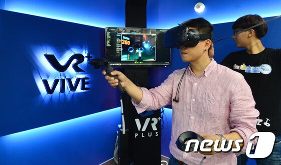 본문 이미지 - VR체험. 2016.7.22/뉴스1 ⓒ News1 구윤성 기자