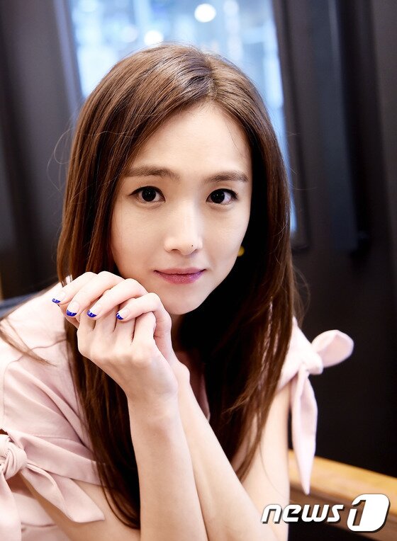 본문 이미지 - 배우 이희진이 최근 서울 고척 스카이돔 스카이워크몰에서 열린 뉴스1스타와의 인터뷰에 앞서 매력을 발산하고 있다. ⓒ News1star / 고아라 기자