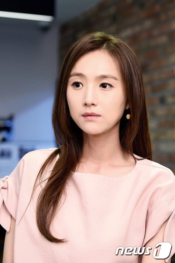 본문 이미지 - 배우 이희진이 최근 서울 고척 스카이돔 스카이워크몰에서 열린 뉴스1스타와의 인터뷰에 앞서 매력을 발산하고 있다. ⓒ News1star / 고아라 기자