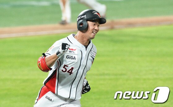 본문 이미지 - 22일 오후 경기도 수원시 장안구 kt위즈파크에서 열린 2016 프로야구 타이어뱅크 KBO리그 kt위즈와 삼성 라이온즈 경기에서 kt 9회말 공격 1사 1,3루 상황 전민수가 끝내기 안타를 선보이고 있다. 2016.7.22/뉴스1 ⓒ News1 이재명 기자