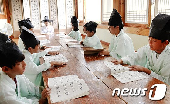 본문 이미지 - 여름 방학을 맞아 충·효·예절 교실이 개강한 가운데 24일 오후 충남 논산시 연산면 양지서당에서 학생들이 유복엽 훈장에게 사자소학(四子小學),명심보감(明心寶鑑)을 배우고 있다. (뉴스1 DB) 2016.7.24/뉴스1 ⓒ News1 주기철 기자