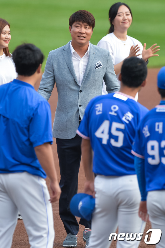 (수원=뉴스1) 유승관 기자 = 24일 오후 경기도 수원시 장안구 kt위즈파크에서 열린 2016 프로야구 타이어뱅크 KBO리그 삼성 라이온즈와 kt위즈의 경기 전 신명철의 은퇴식이 …