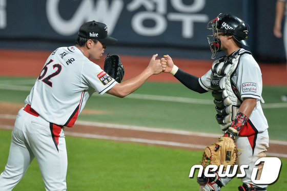 (수원=뉴스1) 유승관 기자 = 24일 오후 경기도 수원시 장안구 kt위즈파크에서 열린 2016 프로야구 타이어뱅크 KBO리그 삼성 라이온즈와 kt위즈의 경기에서 2대1로 승리한 …