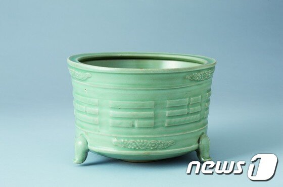 본문 이미지 - 청자 팔괘무늬 향로(사진=국립중앙박물관)