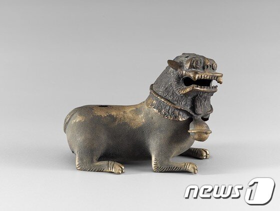 본문 이미지 - 청동 사자 모양 향로 (사진=국립중앙박물관)