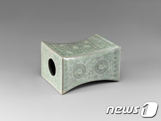 본문 이미지 - 청자 학무늬 베개(사진=국립중앙박물관)