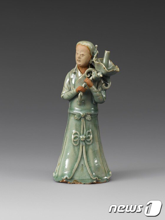 본문 이미지 - 청자 여인(사진=국립중앙박물관)