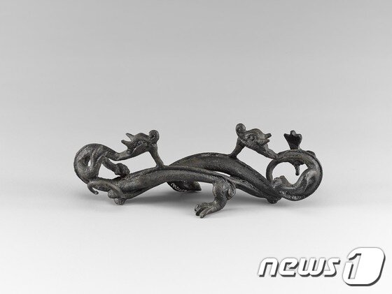 본문 이미지 - 청동 용 모양 붓걸이 (사진=국립중앙박물관)