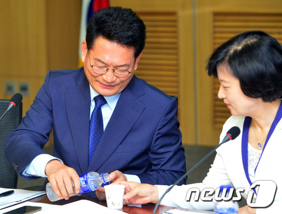 (서울=뉴스1) 구윤성 기자 = 송영길 더불어민주당 의원이 25일 서울 여의도 국회의원회관에서 열린 개성공단 살리기 국회의원 모임 토론회에서 당권 경쟁을 벌이고 있는 추미애 의원에 …