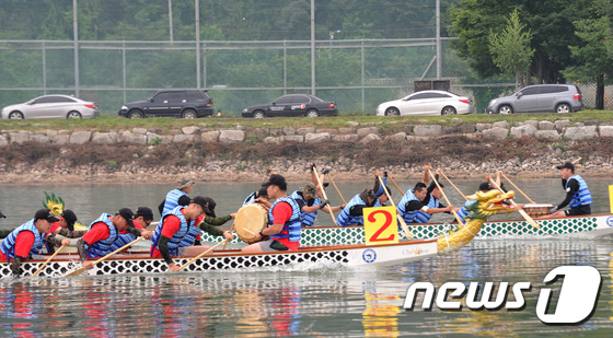 (화천=뉴스1) 홍성우 기자 = 25일 화천쪽배축제에서 마련한 ‘27사단의 날’에서 용선대회에 참가한 장병들이 힘차게 노를 젓고 있다. 쪽배축제는 8월7일까지 열린다.2016.7. …