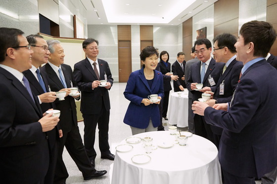 박근혜 대통령이 우병우 민정수석(왼쪽에서 네번째)을 포함한 청와대 참모진과 함께 2015년 1월26일 청와대에서 열린 수석비서관회의에 앞서 티타임을 갖고 있다. (청와대 제공) © News1 유기림 기자