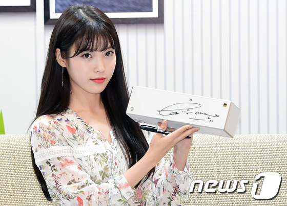 (서울=뉴스1스타) 권현진 기자 = 가수 아이유가 25일 오후 6시 서울 여의도 IFC몰에서 열린 소니코리아 무선 스피커 SRS-ZR7, SRS-ZR5 출시 기념 팬 사인회에 참석 …