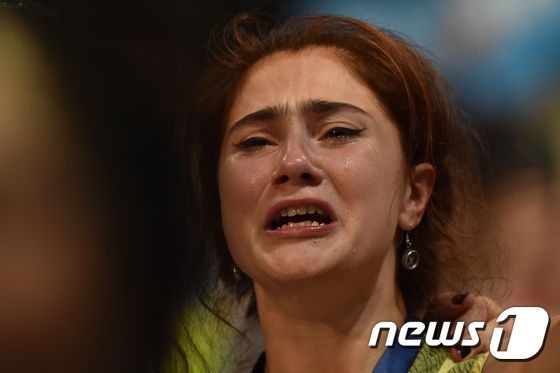 [사진] 샌더스 연설에 눈물 떨구는 지지자