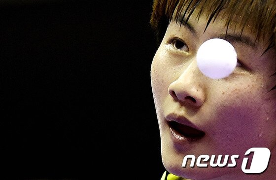 본문 이미지 - 2016 리우 올림픽 구기 종목에서 가장 작은 크기(4cm)인 탁구공. ⓒ AFP=News1