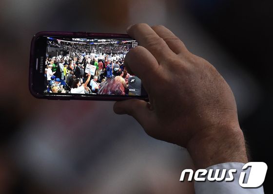 [사진] 민주당 전대 촬영하는 삼성폰
