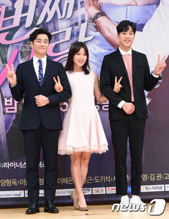 본문 이미지 - 배우 지진희, 김희애, 곽시양(왼쪽부터)이 27일 오후 서울 목동SBS에서 열린 새 주말드라마 '끝에서 두 번째 사랑‘ 제작발표회에 참석해 브이를 그리고 있다. ⓒ News1star / 권현진 기자