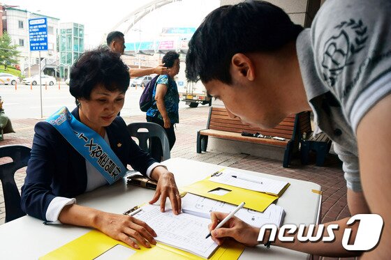 본문 이미지 - 27일 강원도 춘천시 남춘천역에서 열린 ‘ITX 요금인상 철회 천막농성’에서 지나가는 시민들이 요금인상 반대 서명운동에 동참하고 있다. 2016.7.27/뉴스1 ⓒ News1 박하림 기자