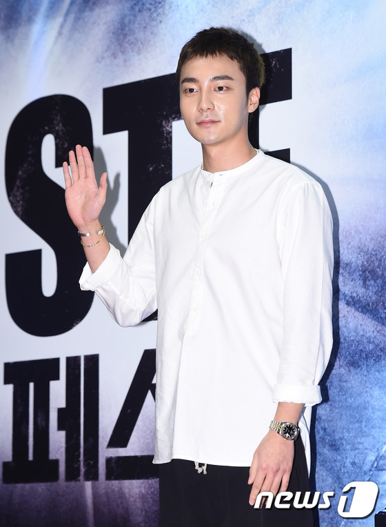 (서울=뉴스1스타) 고아라 기자 = 가수 로이킴이 27일 오후 서울 역삼동 LG아트센터에서 열린 뮤지컬 '페스트' VIP 포토행사에 참석해 손을 들어 시크한 표정으로 포즈를 취하고 …