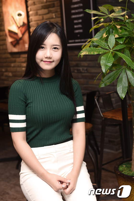 (서울=뉴스1스타) 고아라 기자 = ‘K팝스타2’ 출신 가수 송하예가 28일 오후 서울 고척 스카이돔 스카이워크몰에서 진행된 뉴스1스타와의 인터뷰에 앞서 사랑스러운 미소를 짓고 있 …