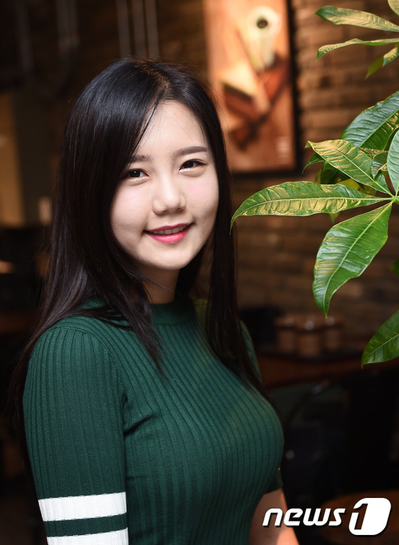 (서울=뉴스1스타) 고아라 기자 = ‘K팝스타2’ 출신 가수 송하예가 28일 오후 서울 고척 스카이돔 스카이워크몰에서 진행된 뉴스1스타와의 인터뷰에 앞서 매력을 발산하고 있다.