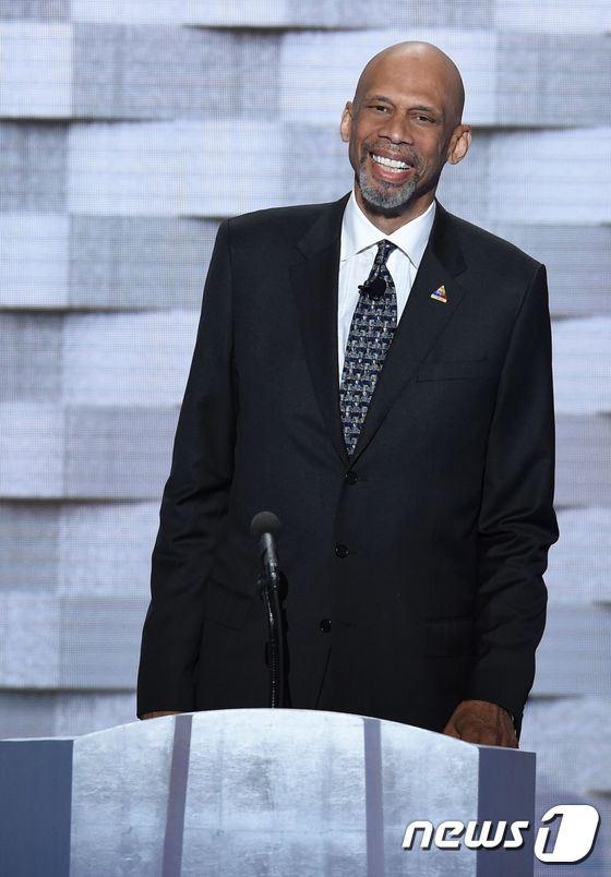 (필라델피아 AFP=뉴스1) 최종일 기자 = 미국 펜실베이니아주(州) 필라델피아 소재 웰스파고 센터에서 28일(현지시간) 민주당 전당대회 넷째 날 행사가 열리고 있는 가운데 미국 …