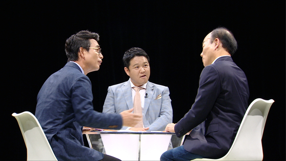 ‘썰전’ 전원책이 우병우 수석 관련 의혹을 언급했다. © News1star / JTBC