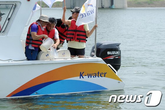 본문 이미지 - 29일 오후 광주 남구 승촌보 일원 영산강 본류에서 박창근 4대강조사위원회 위원장이 광주환경운동연합 관계자들과 녹조 수질 조사를 위해 물을 채취하고 있다. 2016.7.29/뉴스1 ⓒ News1 황희규 기자