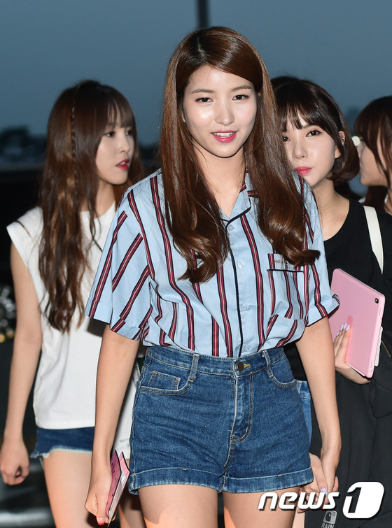 (인천공항=뉴스1스타) 권현진 기자 = 여자친구 소원(가운데)이 29일 오후 'KCON 2016 LA' 참석차 인천국제공항을 통해 미국 LA로 출국하고 있다.