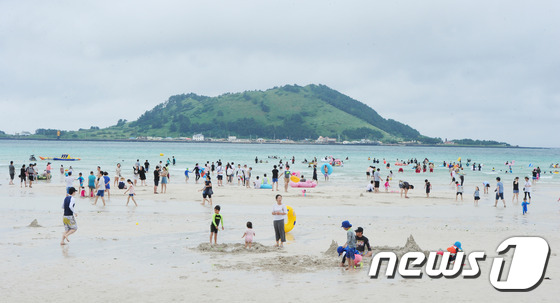 제주시 한림읍 협재해변에서 많은 관광객들이 물놀이를 즐기고 있다. /뉴스1 자료  © News1