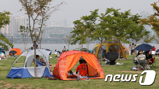 (서울=뉴스1) 허경 기자 = 중부지방에 장마가 소강상태를 보인 3일 서울 한강시민공원 여의지구를 찾은 시민들이 즐거운 시간을 보내고 있다. 기상청에 따르면 내일(4일)은 전국은 …