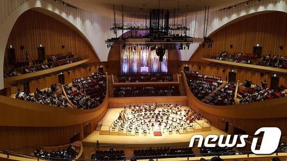 본문 이미지 - 롯데콘서트홀 4층 'C4'구역의 맨 뒷자리에서 촬영한 전경. 무대까지 34m 떨어져 있다. ⓒ News1