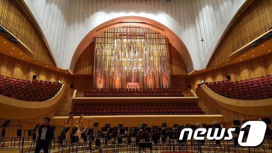 본문 이미지 - 롯데콘서트홀 1층 'C1'구역 중간 좌석에서 촬영한 전경.  ⓒ News1