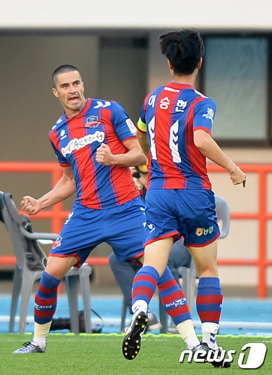 (수원=뉴스1) 이재명 기자 = 3일 오후 경기도 수원시 장안구 수원종합운동장에서 열린 프로축구 K리그 클래식 2016 수원FC와 전북현대의 경기에서 선취골을 넣은 수원 블라단이 …