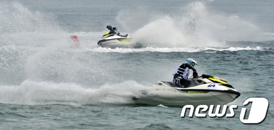 (포항=뉴스1) 최창호 기자 = 30일 오후 경북 포항 영일대해수욕장에서 열린 2016포항전국제트스키 챔피언쉽 대회에 출전한 남자부 선수들이 결승점을 향해 전력 질주하고 있다.20 …