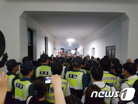 본문 이미지 - 30일 오후 이화여대에 투입된 경찰관들이 학생들과 본관에서 대치하고 있다. (이대학보사 제공) 2016.7.30/뉴스1 ⓒ News1 김일창 기자