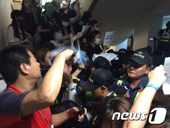 지난 7월30일 오후, 이화여대 본관에 투입된 경찰과 학생들이 본관에서 대치하고 있다. &#40;이화여대 총학생회 제공&#41; 2016.7.30/뉴스1 ⓒ News1 김일창 기자