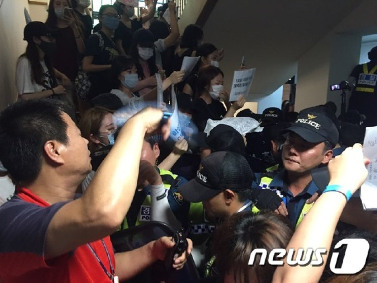지난 7월30일 오후, 이화여대 본관에 투입된 경찰과 학생들이 본관에서 대치하고 있다. (이화여대 총학생회 제공) 2016.7.30/뉴스1 © News1 김일창 기자