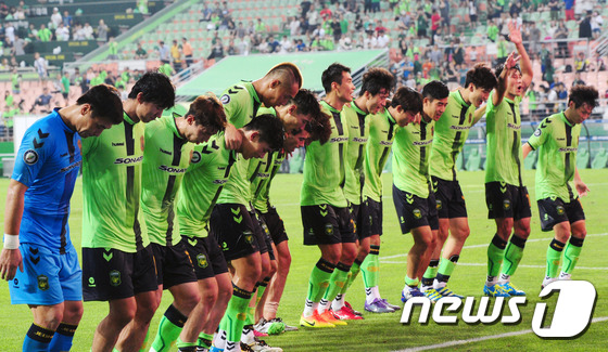 (전주=뉴스1) 문요한 기자 = 30일 오후 전북 전주시 전주월드컵경기장에서 열린 프로축구 2016 현대오일뱅크 K리그클래식 전북현대와 광주FC의 경기에서 3:0으로 승리하며 K리 …