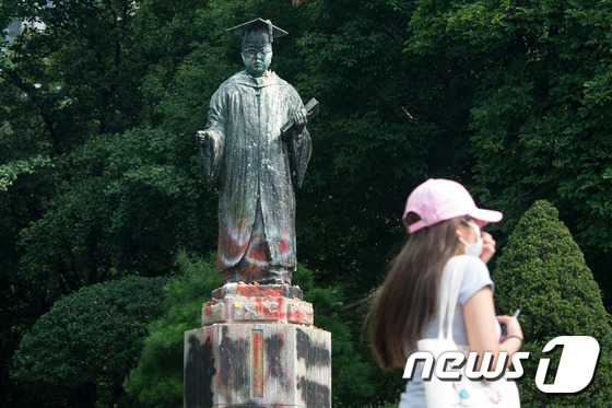 훼손된 김활란 동상 앞 지나는 학생
