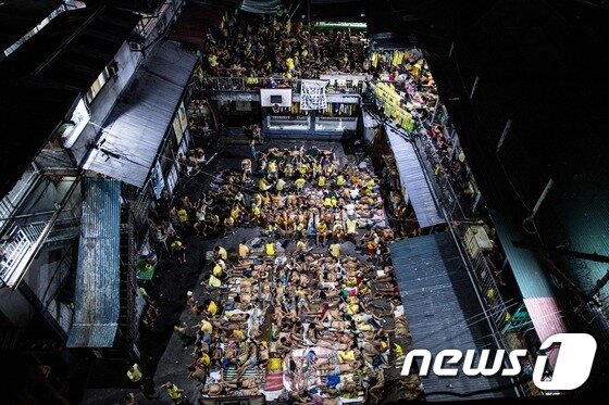 본문 이미지 - 마닐라 퀘존시티 교도소내 운동장까지 수감자들로 꽉 차있다. <a href="mailto:붐빈다.@AFP=뉴스1"> @AFP=뉴스1</a>