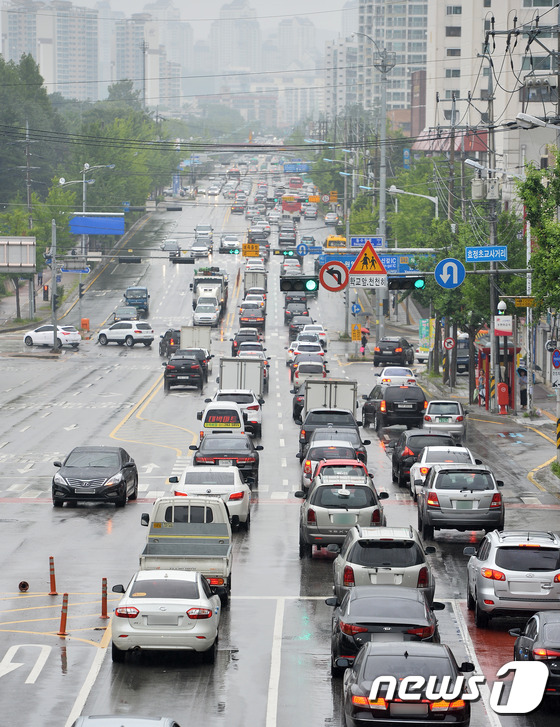 (수원=뉴스1) 이재명 기자 = 장마전선 북상으로 전국 대부분 지역에 장맛비가 내리는 4일 오전 경기도 수원시 권선구의 한 거리에서 차량들이 서행하고 있다. 2016.7.4/뉴스1 …