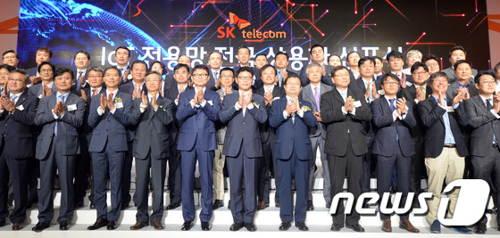 (서울=뉴스1) 이동원 기자 = SK텔레콤은 4일 오전 서울 종로 포시즌스서울 호텔에서 ‘세계 최초 IoT 전용망 전국 상용화 선포식’을 개최했다.이형희 SK텔레콤 사업총괄 과 최 …