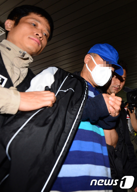 (서울=뉴스1) 박정호 기자 = 4일 오전 서울 구로경찰서로 구로구 가리봉동 소재 노래방에서 발생한 살인사건의 용의자 엄모씨(53)가 검거돼 호송되고 있다.경찰에 따르면 엄씨는 3 …