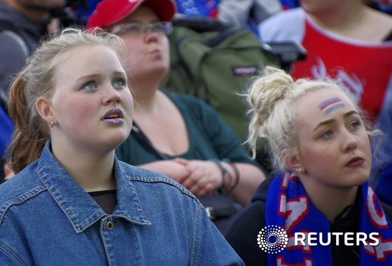 (생드니 로이터=뉴스1) 우동명 기자 = 아이슬란드 응원단이 3일(현지시간) 파리 근처 생드니 스타드 드 프랑스에서 열린 유로 2016 8강전 프랑스와 경기를 안타까운 표정으로 지 …