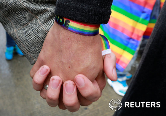 게이퍼레이드 행사에서 한 커플이 손을 꼭 잡고 있다.© 로이터=뉴스1 © News1 우동명 기자