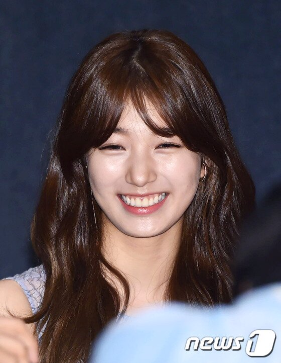 본문 이미지 - 배우 배수지가 4일 오후 서울 그랜드 하얏트 서울에서 열린 KBS2 새 수목드라마 '함부로 애틋하게' 제작발표회에 참석해 매력적인 미소를 짓고 있다. ⓒ News1star / 권현진 기자