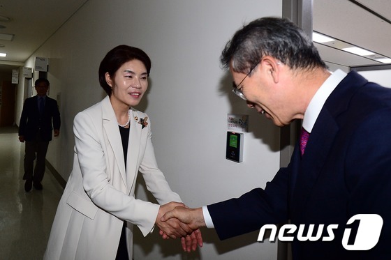 (세종=뉴스1) 장수영 기자 = 한정애 국회 환경노동위원회 더불어민주당 간사가 4일 정부세종청사 고용노동부 내 최저임금위원회 위원장실 앞에서 박준성 위원장과 인사를 나누고 있다. …