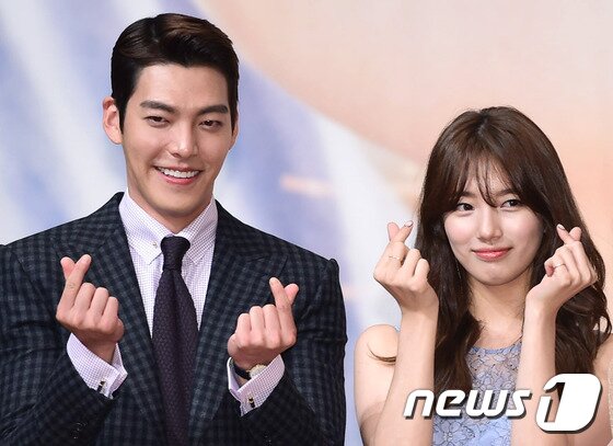 본문 이미지 - 배우 김우빈, 수지(오른쪽)가 4일 오후 서울 그랜드 하얏트 서울에서 열린 KBS2 새 수목드라마 '함부로 애틋하게' 제작발표회에 참석해 사랑의 하트를 그리고 있다. ⓒ News1star / 권현진 기자